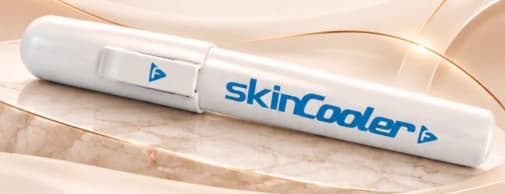 Skin Cooler, caneta branca de resfriamento da pele, sobre uma base de mármore